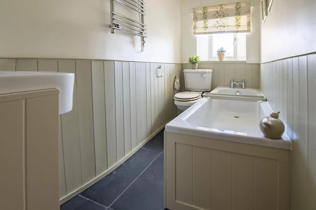 Burn Cottage Leyburn 0*,